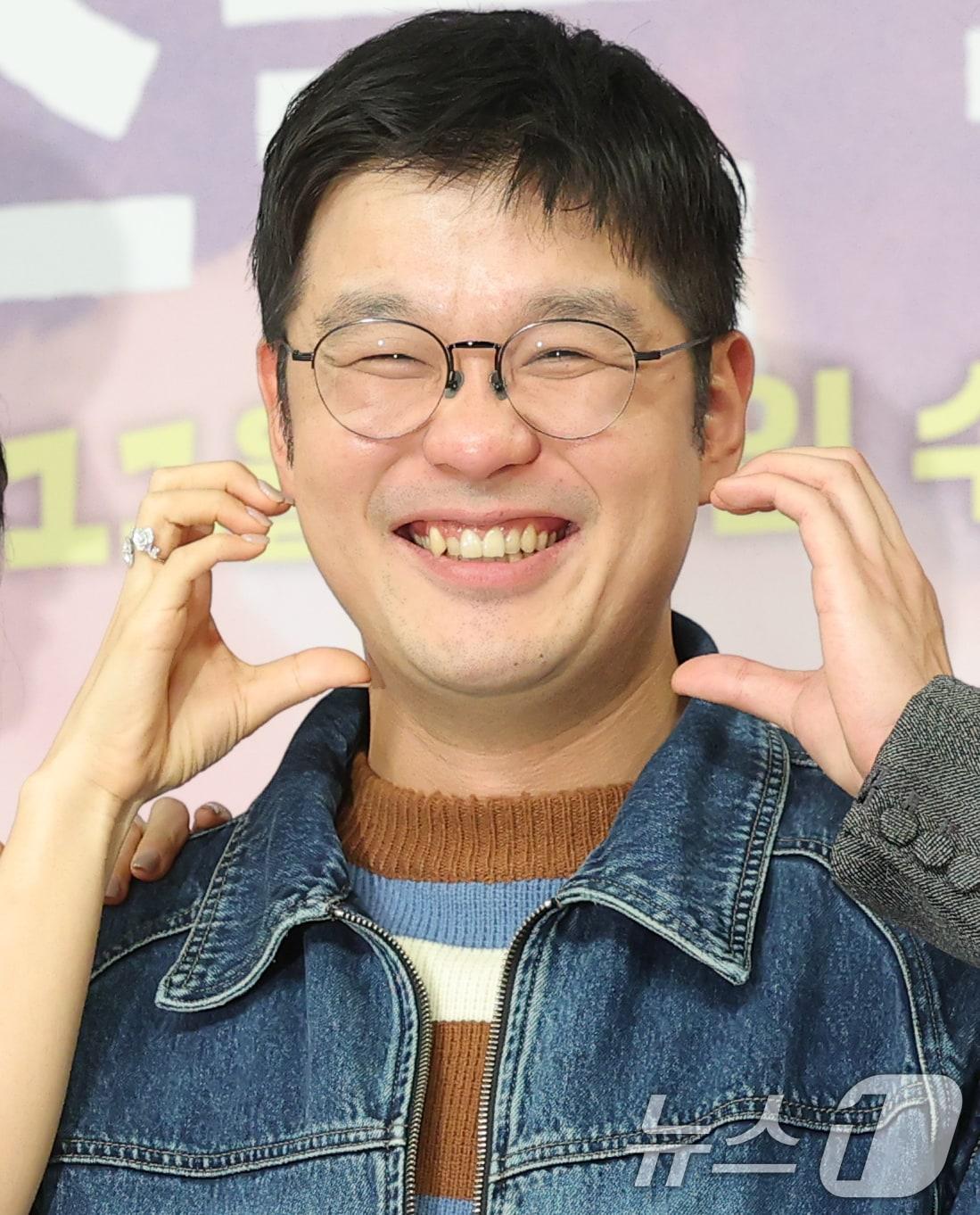 본문 이미지 - 김재현 감독이 5일 서울 양천구 SBS 방송센터에서 열린 SBS 새 수목드라마 ‘키스는 괜히 해서!’&#40;극본 하윤아, 태경민&#41; 제작발표회에 참석해 포즈를 취하고 있다. ‘키스는 괜히 해서’는 생계를 위해 애엄마로 위장취업한 싱글녀 고다림&#40;안은진 분&#41;과 그녀를 사랑하게 된 팀장님 공지혁&#40;장기용 분&#41;의 쌍방 속앓이 로맨스를 그린 작품이다. 2025.11.5/뉴스1 ⓒ News1 권현진 기자