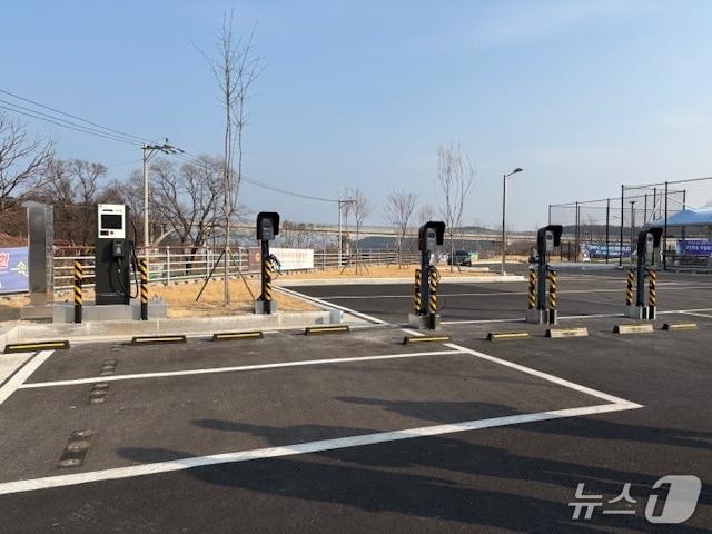 본문 이미지 - 지상에 설치된 충전시설.&#40;속초시 제공, 재판매 및 DB 금지&#41; 2025.11.5/뉴스1
