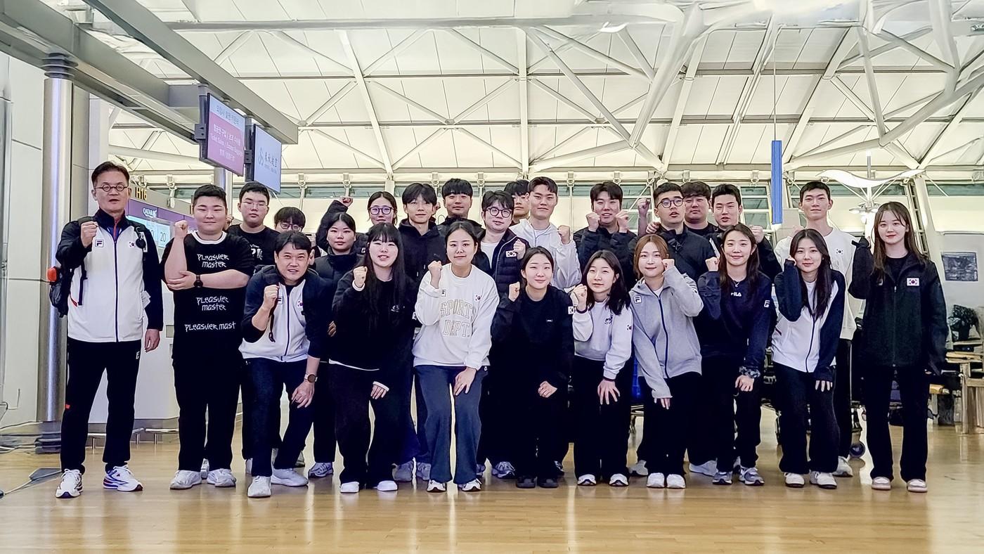 한국 사격 대표팀이 2025 ISSF 카이로 세계선수권대회 출국을 앞두고 인천공항에서 기념촬영을 하고 있다.&#40;대한사격연맹 제공&#41;