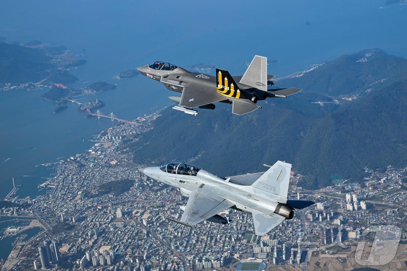 본문 이미지 - 손석락 공군참모총장이 5일 사천기지에서 취임 후 첫 지휘비행으로 KF-21 전투기에 탑승해 시험비행을 하고 있다. (공군 제공. 재판매 및 DB금지) 2025.11.5 ⓒ 뉴스1