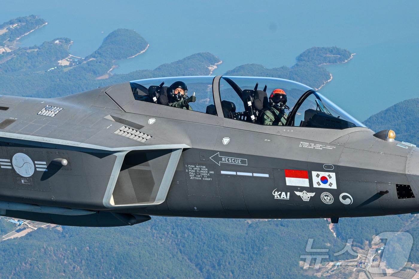 손석락 공군참모총장이 5일 사천기지에서 취임 후 첫 지휘비행으로 KF-21 전투기에 탑승해 엄지를 들어보이고 있다. &#40;공군 제공. 재판매 및 DB금지&#41; 2025.11.5/뉴스1