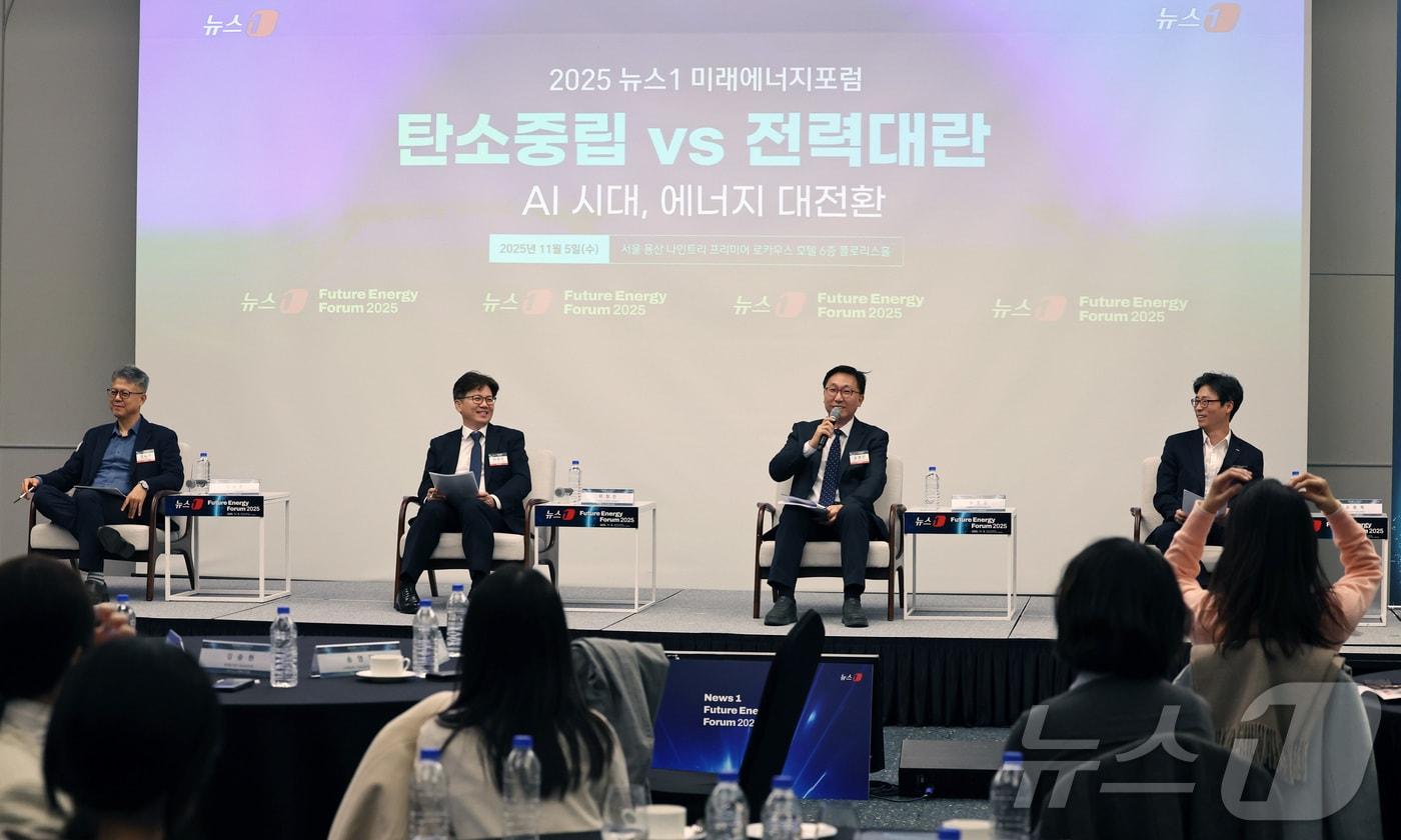 5일 오후 서울 용산구 나인트리 프리미어 로카우스 호텔 용산에서 열린 &#39;2025 뉴스1 미래에너지포럼&#39;&#40;NFEF 2025&#41;에서 패널들이 &#39;AI 기술이 만든 위기, AI 기술로 돌파할 수 있을까&#39;를 주제로 토론하고 있다. 왼쪽부터 김승현 한국동서발전 정보보안처장, 이정민 효성중공업 신재생에너지영업팀PL, 송영진 산업통상부 산업인공지능혁신과장, 소동욱 한국서부발전 풍력사업부장. 2025.11.5/뉴스1 ⓒ News1 구윤성 기자