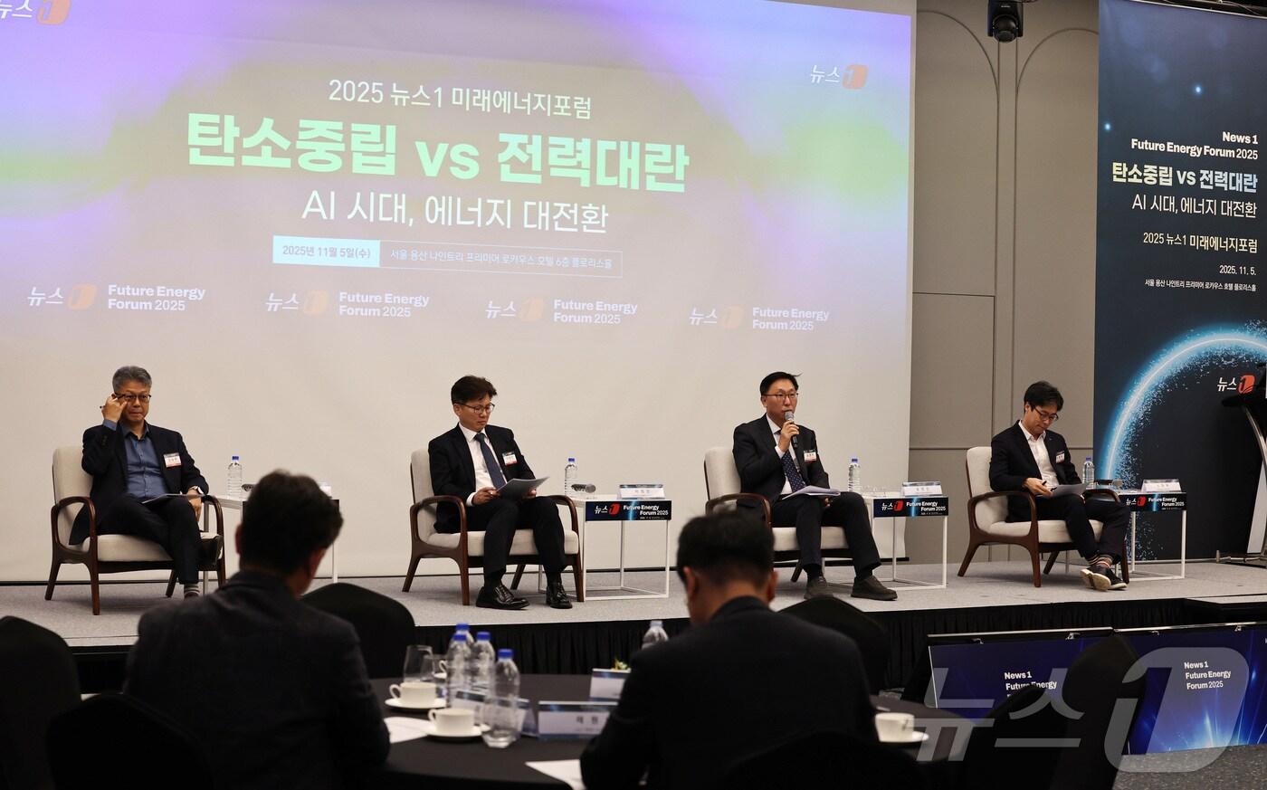 5일 오후 서울 용산구 나인트리 프리미어 로카우스 호텔 용산에서 열린 &#39;2025 뉴스1 미래에너지포럼&#39;&#40;NFEF 2025&#41;에서 패널들이 &#39;AI 기술이 만든 위기, AI 기술로 돌파할 수 있을까&#39;를 주제로 토론하고 있다. 왼쪽부터 김승현 한국동서발전 정보보안처장, 이정민 효성중공업 신재생에너지영업팀PL, 송영진 산업통상부 산업인공지능혁신과장, 소동욱 한국서부발전 풍력사업부장. 2025.11.5/뉴스1 ⓒ News1 구윤성 기자