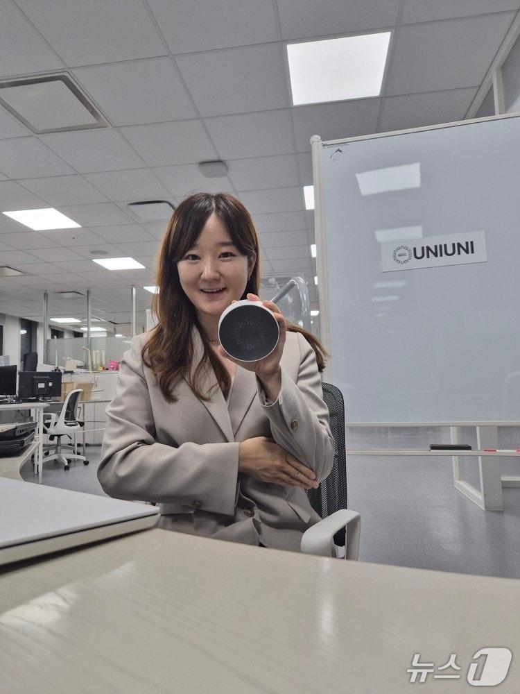 본문 이미지 - ㈜유니유니 한수연 대표&#40;33&#41;가 &#39;SAVVY AI&#39; 들어 보이고 있다. 2025.11.5/뉴스1 ⓒ News1 배수아 기자