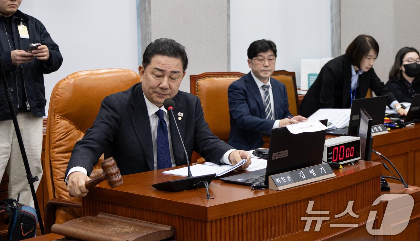 5일 서울 여의도 국회 운영위원회에서 열린 국가인권위원회에 대한 국정감사에서 김병기 위원장이 의사봉을 두드리고 있다. 2025.11.5/뉴스1 ⓒ News1 이승배 기자