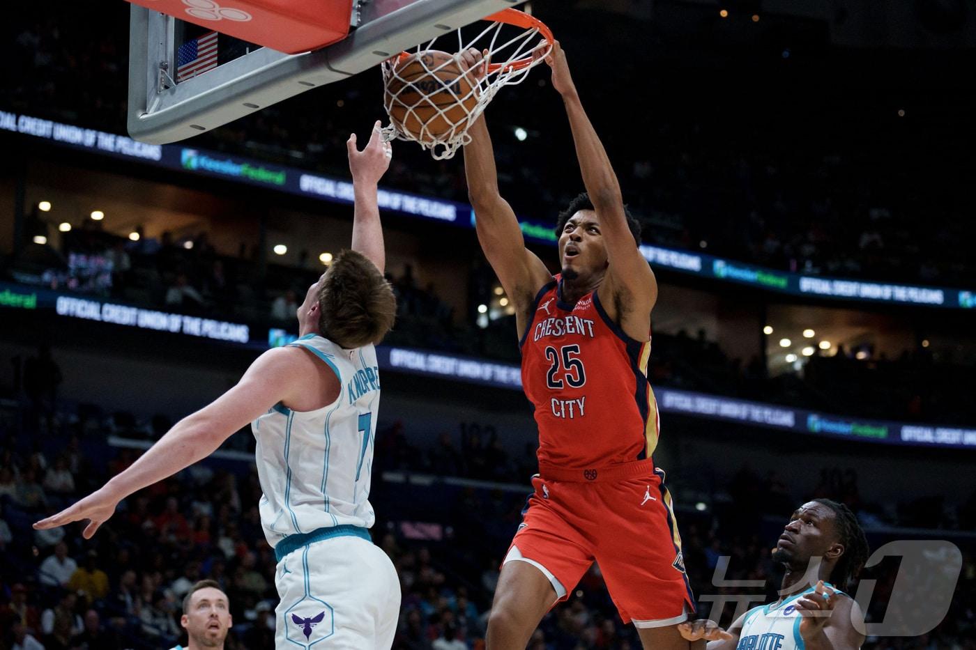 NBA 뉴올리언스 트레이 머피 3세가 5일&#40;한국시간&#41; 샬럿과 경기에서 덩크슛을 하고 있다. ⓒ 로이터=뉴스1