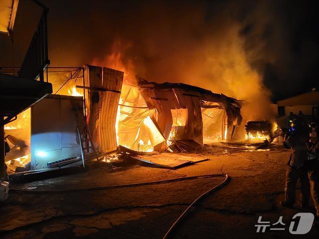 본문 이미지 - 화재 현장. &#40;경기도소방재난본부 제공. 재판매 및 DB 금지&#41; 2025.11.5/뉴스1