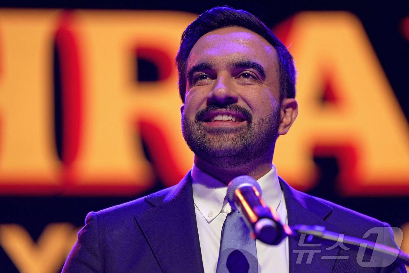 민주당 소속 조란 맘다니 뉴욕시장 후보가 4일&#40;현지시간&#41; 뉴욕 브루클린 파라마운트 극장에서 열린 선거의 밤 행사에서 당선 확정 후 연설하고 있다. 2025.11.4 ⓒ AFP=뉴스1 ⓒ News1 김경민 기자