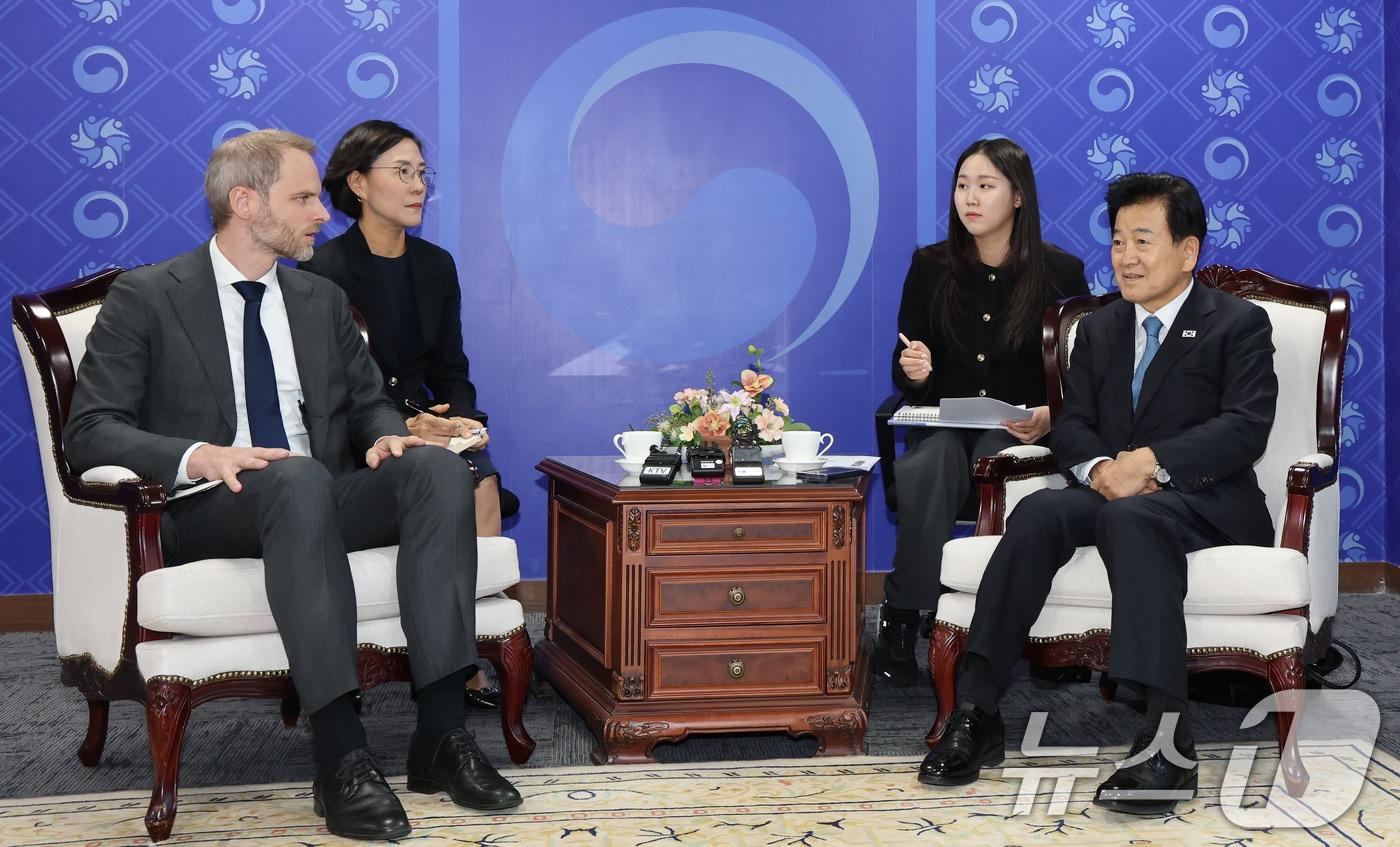 정동영 통일부 장관이 5일 서울 종로구 정부서울청사에서 에버트재단·스톡홀롬 국제평화문제연구소 방한단을 접견하고 있다. 2025.11.5/뉴스1 ⓒ News1 임세영 기자