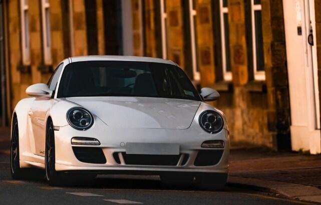 본문 이미지 - 중국의 한 헬스장에서 경품으로 내건 포르쉐 파나메라. 출처=SCMP