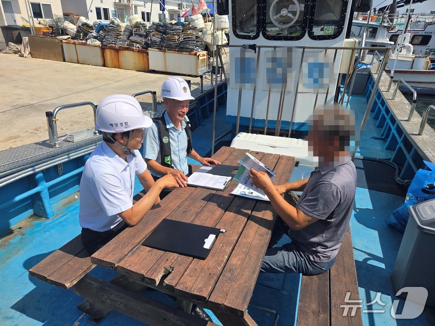 본문 이미지 - 영세선박 대상으로 해양오염예방 컨설팅 하는 모습.&#40;동해해경청 제공, 재판매 및 DB 금지&#41; 2025.11.5/뉴스1