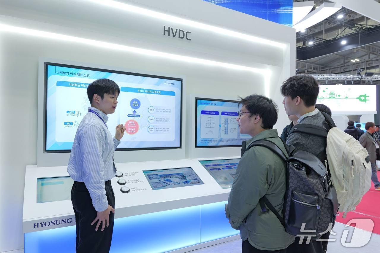 본문 이미지 - 효성중공업 직원이 고객들에게 HVDC 기술을 소개하고 있다.&#40;효성중공업 제공&#41;