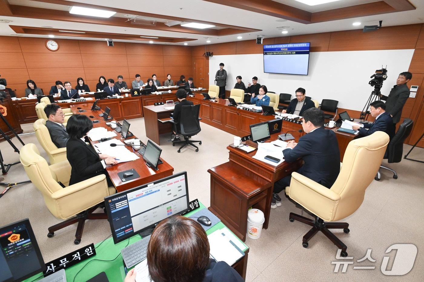 울산시의회 의회운영위원회는 5일 시의회 의회운영위원회 회의실에서 2025년도 의회사무처 소관 업무에 대한 행정사무감사를 실시했다.&#40;울산시의회 제공. 재판매 및 DB금지&#41;/뉴스1