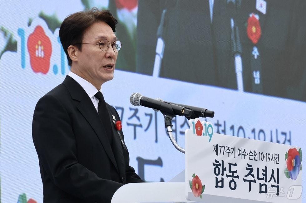 본문 이미지 - 김민석 국무총리가 10월 19일 전남 구례군 지리산역사문화관에서 열린 여수·순천 10·19사건 제77주기 합동 추념식에 참석, 추념사를 하고 있다.&#40;국무총리비서실 제공. 재배포 및 DB 금지&#41; 2025.11.5/뉴스1