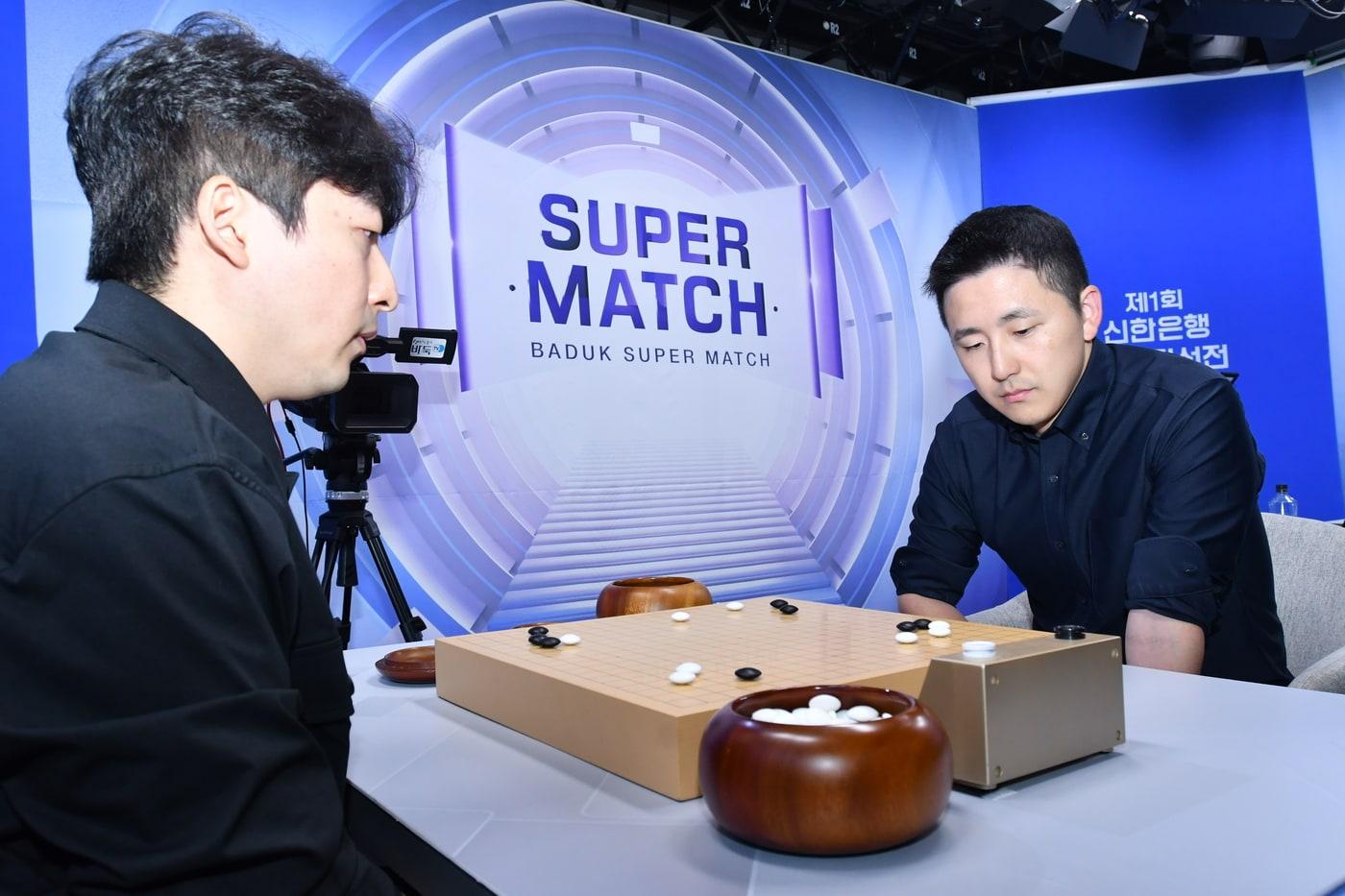 제1회 신한은행 세계기선전에 출전하는 김지석 9단&#40;오른쪽&#41; &#40;한국기원 제공&#41;