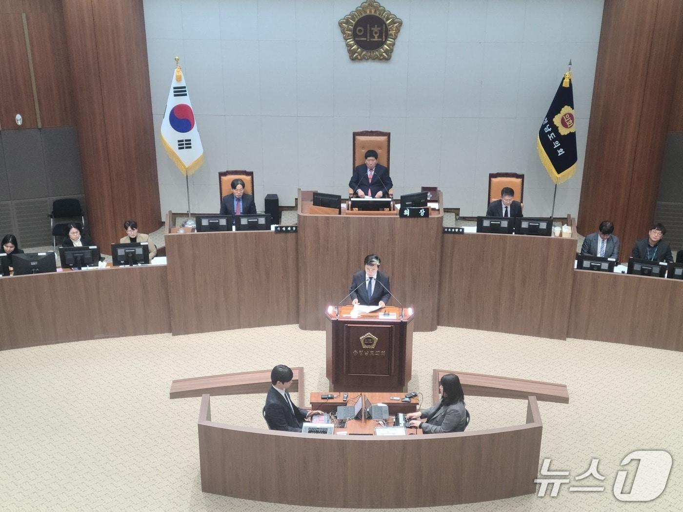 본문 이미지 - 362회 도의회 정례회에 참석한 김태흠 지사가 시정연설을 하고 있다.2025.11.05/뉴스1