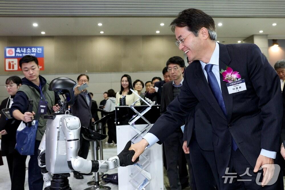 본문 이미지 - 5일 일산 킨텍스에서 개막된 ‘RAD KOREA WEEK 2025’ 행사장에서휴머노이드 로봇과 악수하고 있는 이동환 고양특례시장. &#40;고양시 제공, 재판매 및 DB금지&#41;