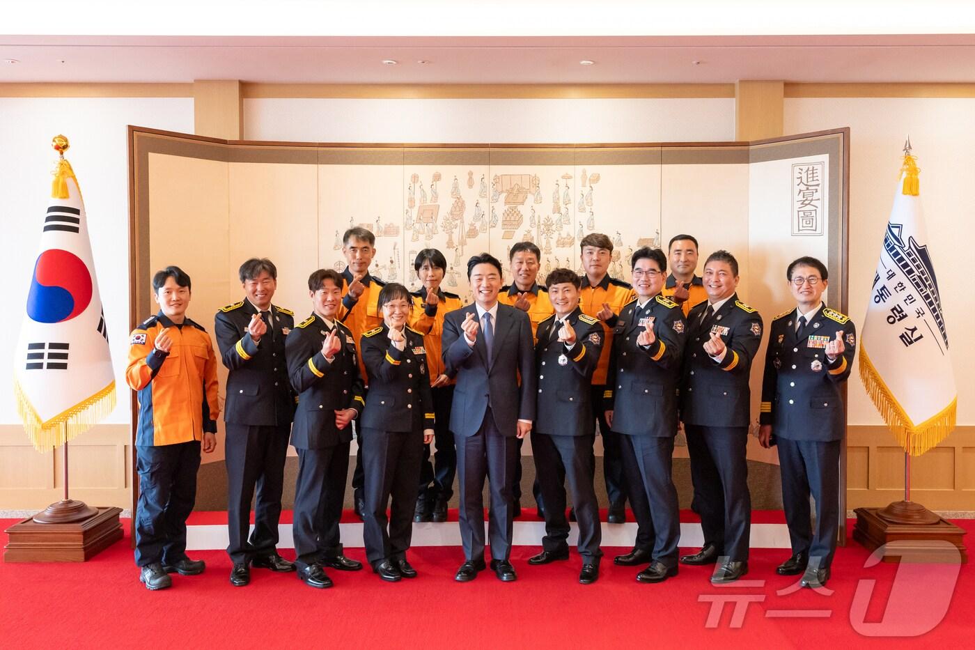 강훈식 대통령 비서실장이 5일 서울 용산 대통령실 청사에서 열린 소방 공무원 격려 오찬에서 참석자들과 기념촬영을 하고 있다. &#40;대통령실 제공. 재판매 및 DB 금지&#41; 2025.11.5/뉴스1 ⓒ News1 이재명 기자