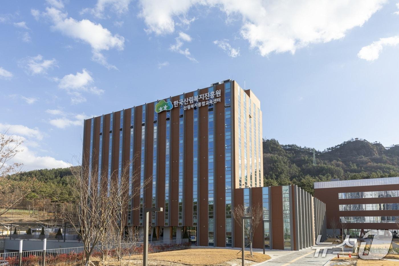 ‘2025년 대한민국목조건축대전’ 대상을 수상한 산림복지종합교육센터 전경. &#40;산림청 한국산림복지진흥원 제공.재판매 및 DB금지&#41;/뉴스1