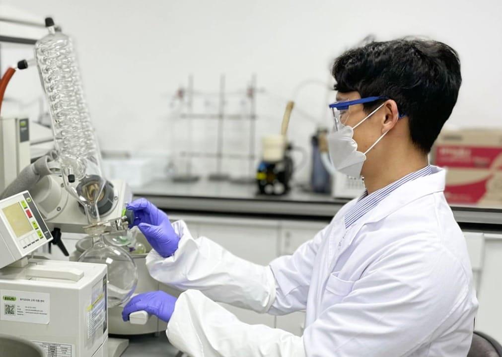 본문 이미지 - 유빅스테라퓨틱스 연구원이 물질분석 연구를 하고 있다.(유빅스테라퓨틱스 제공)/뉴스1