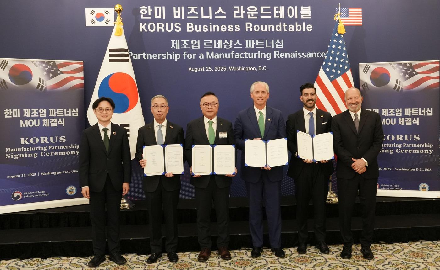 25일&#40;현지시각&#41; 미국 워싱턴 D.C.에서 ‘한미 비즈니스 라운드 테이블’ 직후 진행된 SMR 사업협력을 위한 양해각서&#40;MOU&#41; 체결식에서 참석자들이 기념촬영을 하고 있다. &#40;두산에너빌리티 제공&#41;