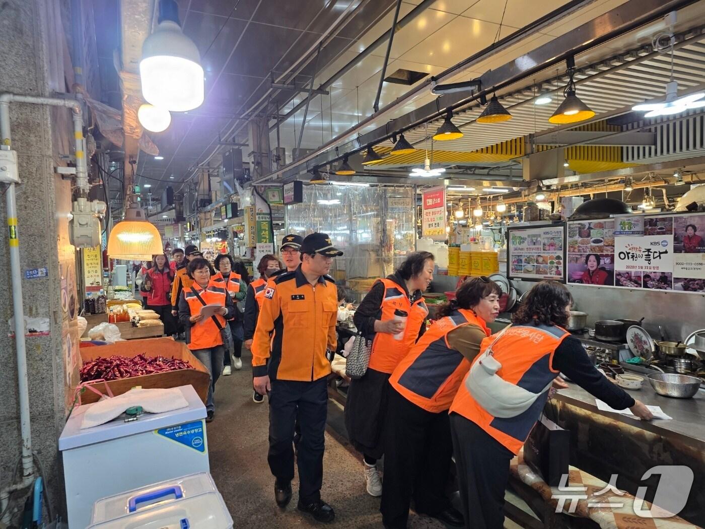 본문 이미지 - 대구 북부소방서는 5일 칠성시장에서 화재예방 캠페인을 실시했다.&#40;대구 북부소방서 제공. 재판매 및 DB금지&#41;