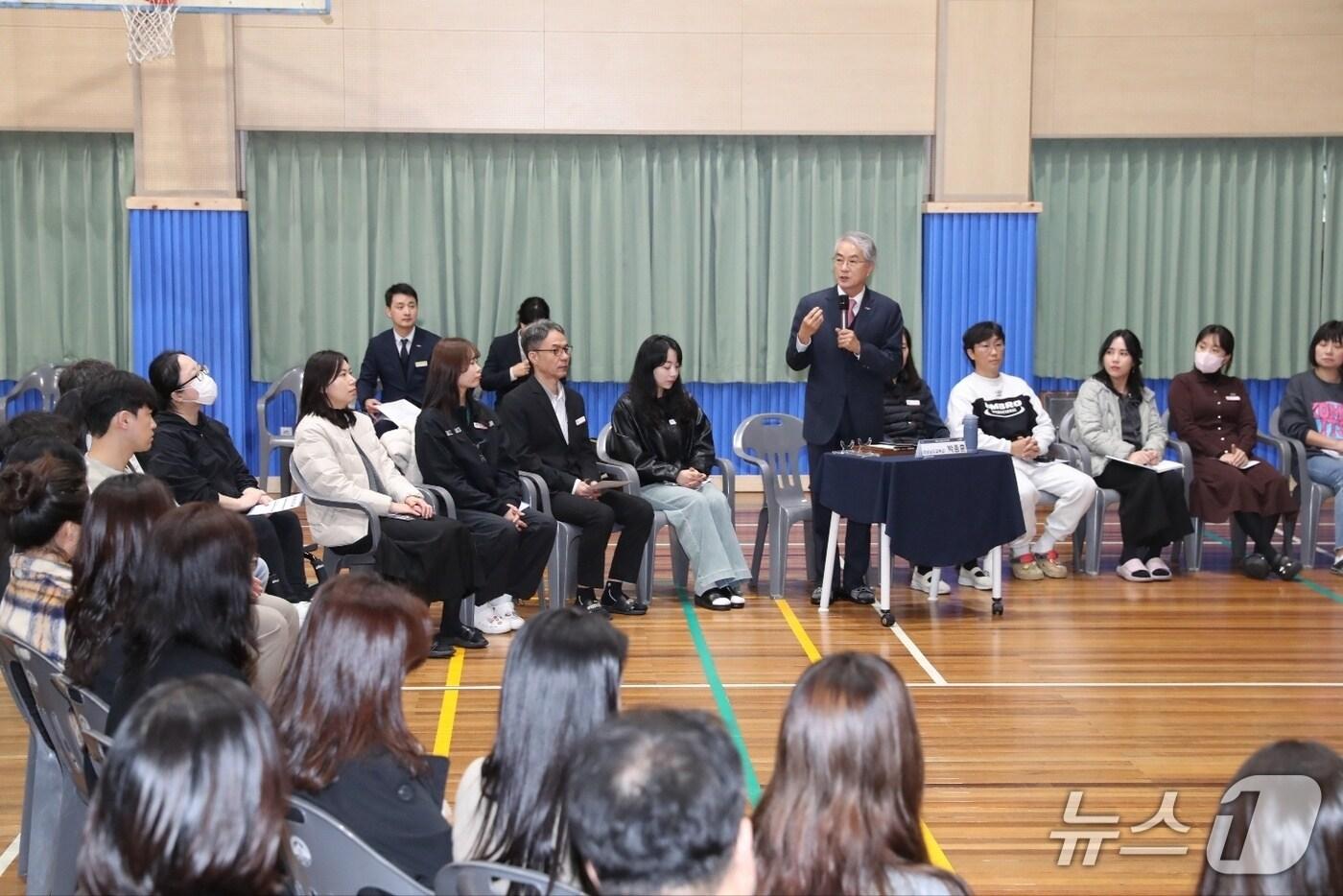 박종훈 경남교육감이 5일 양산 서창중학교를 찾아 학교 구성원들과 소통에 나서고 있다.&#40;경남교육청 제공. 재판매 및 DB금지&#41;