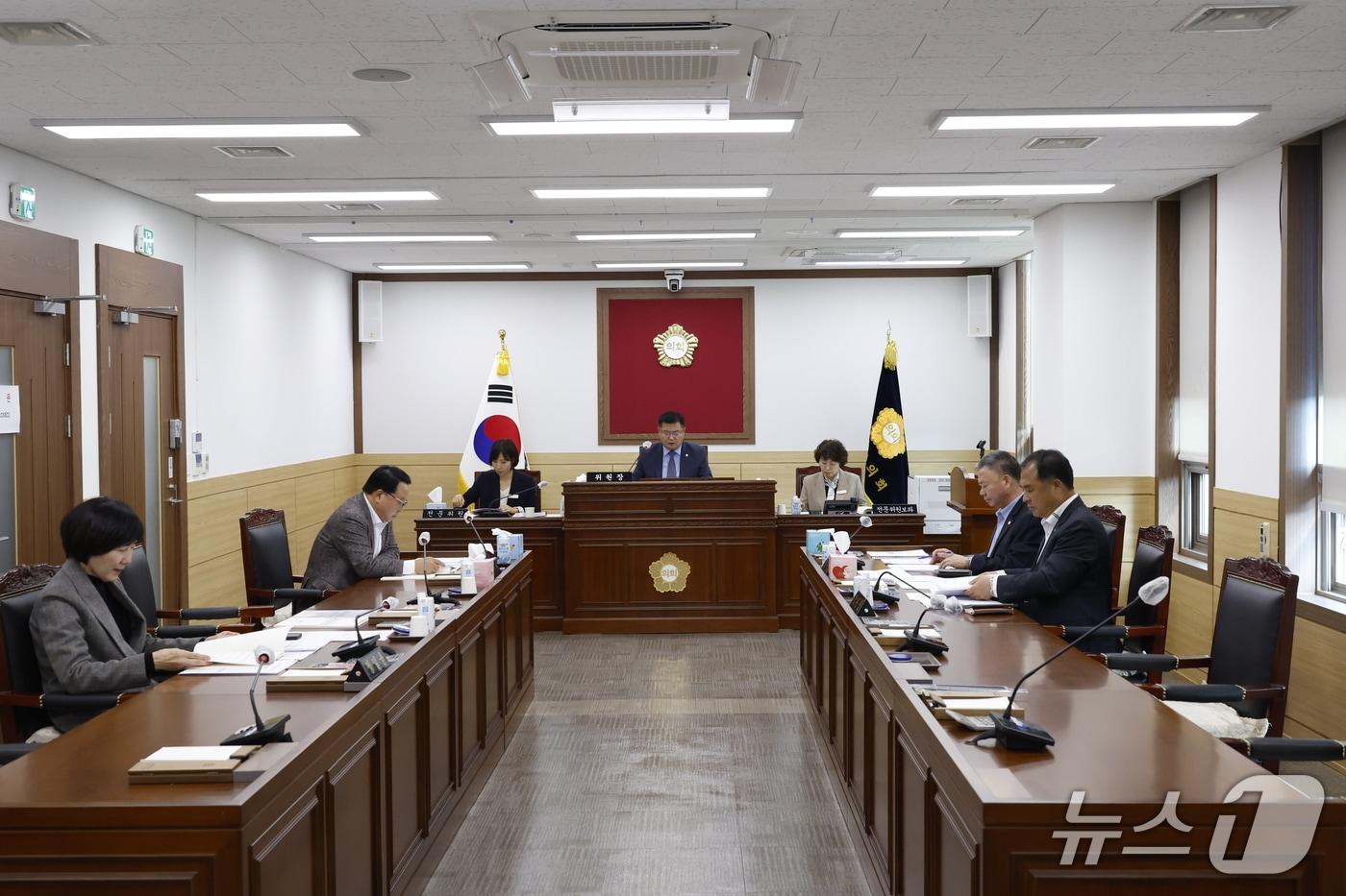 전북 임실군의회가 운영행정위원회와 농업복지위원회를 열고 5개의 안건을 심사하고 있다.&#40;의회제공. 재판매 및 DB금지&#41;2025.11.5/뉴스1