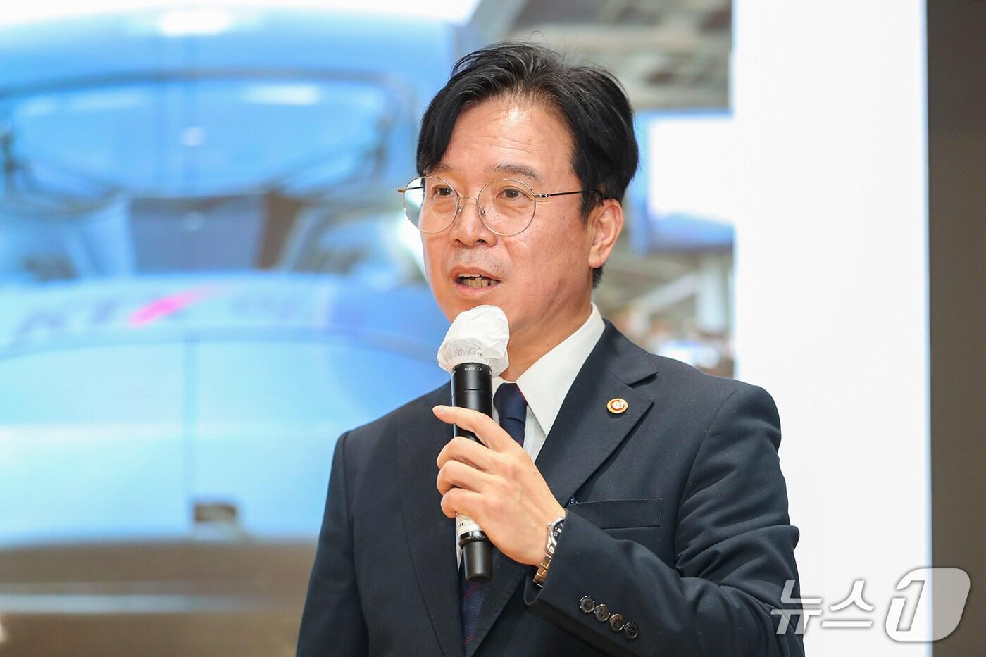 김영훈 고용노동부 장관이 5일 모교인 동아대학교를 찾아 &#39;노동의 인문학: 지역과 청년, 일의 미래&#39;를 주제로 특강을 하고 있다. &#40;동아대 제공. 재판매 및 DB 금지&#41;