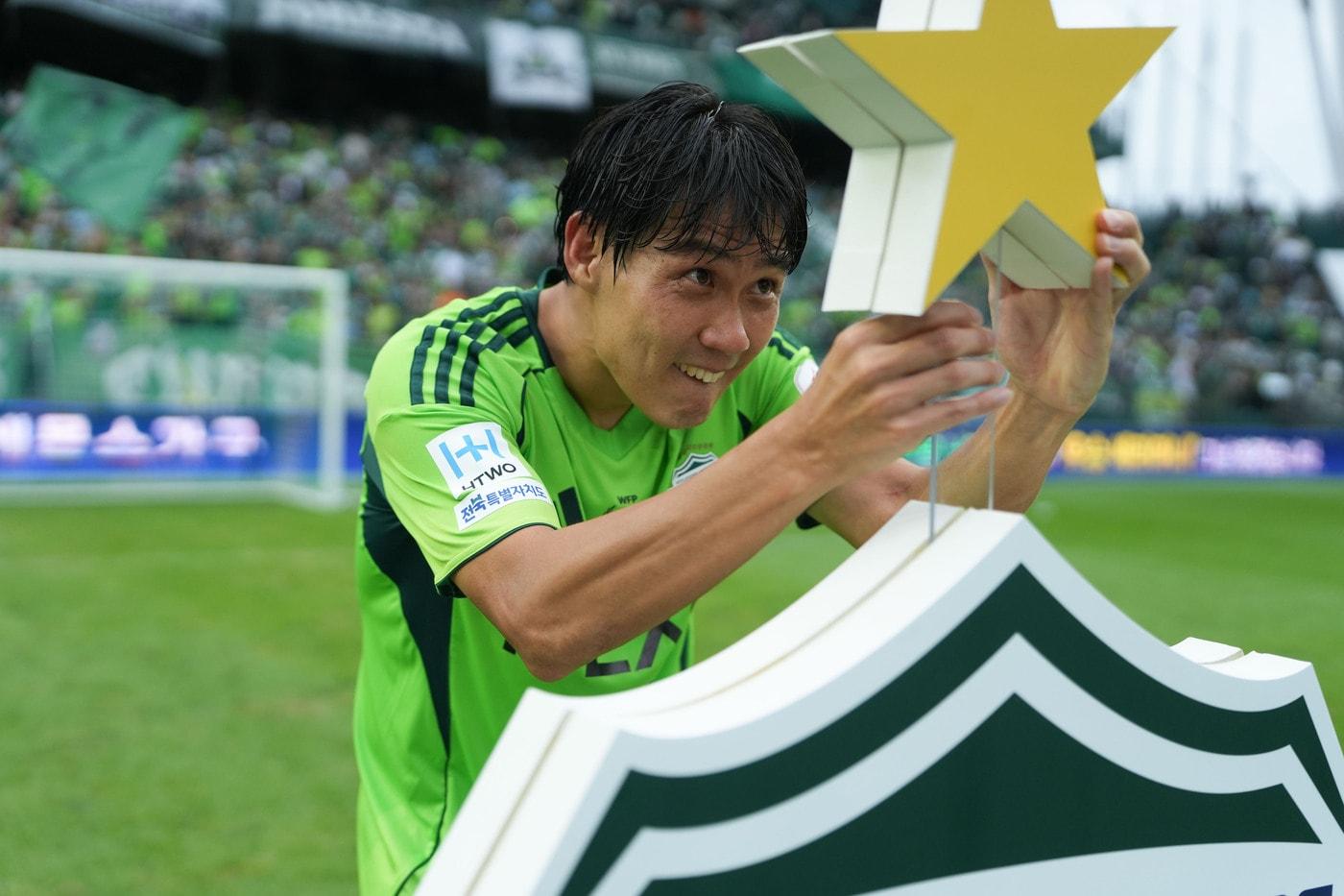 전북 현대의 최철순이 10회 우승을 의미하는 &#39;왕별&#39;을 전북 엠블럼 위에 꽂고 있다.&#40;전북 제공&#41; 