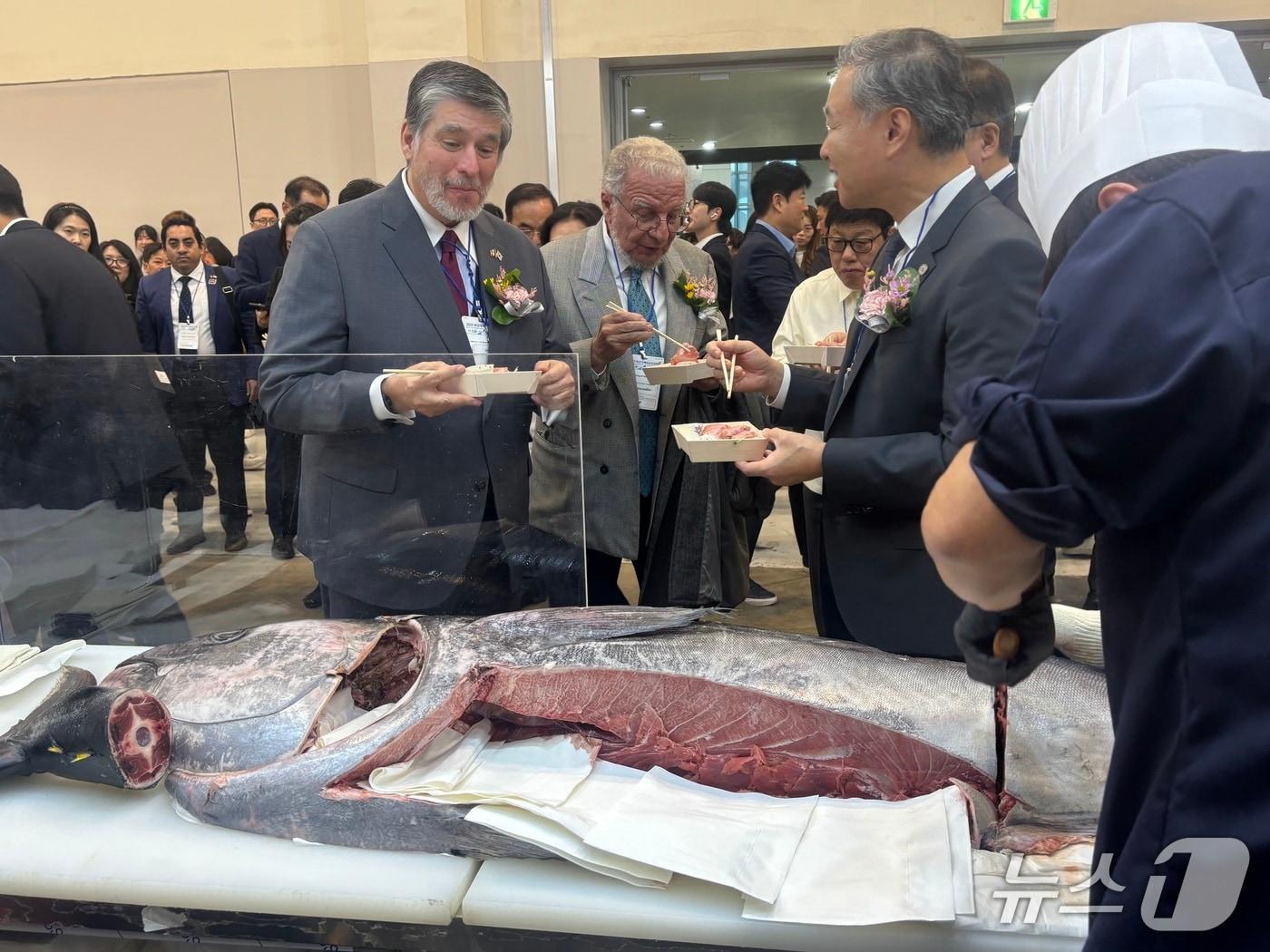 본문 이미지 - 2025 부산국제수산엑스포 동원산업 부스에서 주요 내빈들이 즉석에서 손질된 동해안 참다랑어를 시식하고 있다. 2025.11.5/뉴스1 ⓒ News1 홍윤 기자