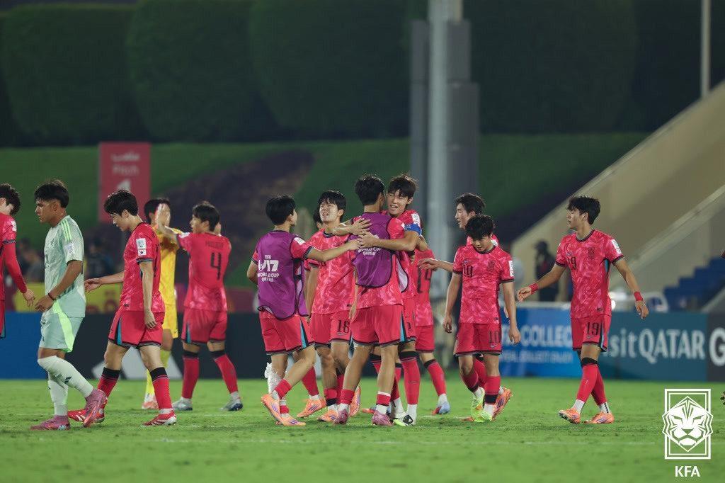본문 이미지 - 한국 17세 이하 축구대표팀이 FIFA U17 월드컵 첫 경기에서 &#39;북중미 강호&#39; 멕시코를 2-1로 꺾었다. &#40;대한축구협회 제공&#41;