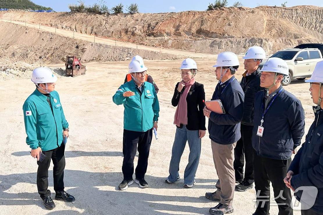 본문 이미지 - 울산시의회 김수종 의원은 5일 미포지구 국가산업단지와 자동차 일반산업단지 조성사업 현장을 연이어 방문해 추진 현황을 점검했다.&#40;울산시의회 제공. 재판매 및 DB금지&#41;/뉴스1