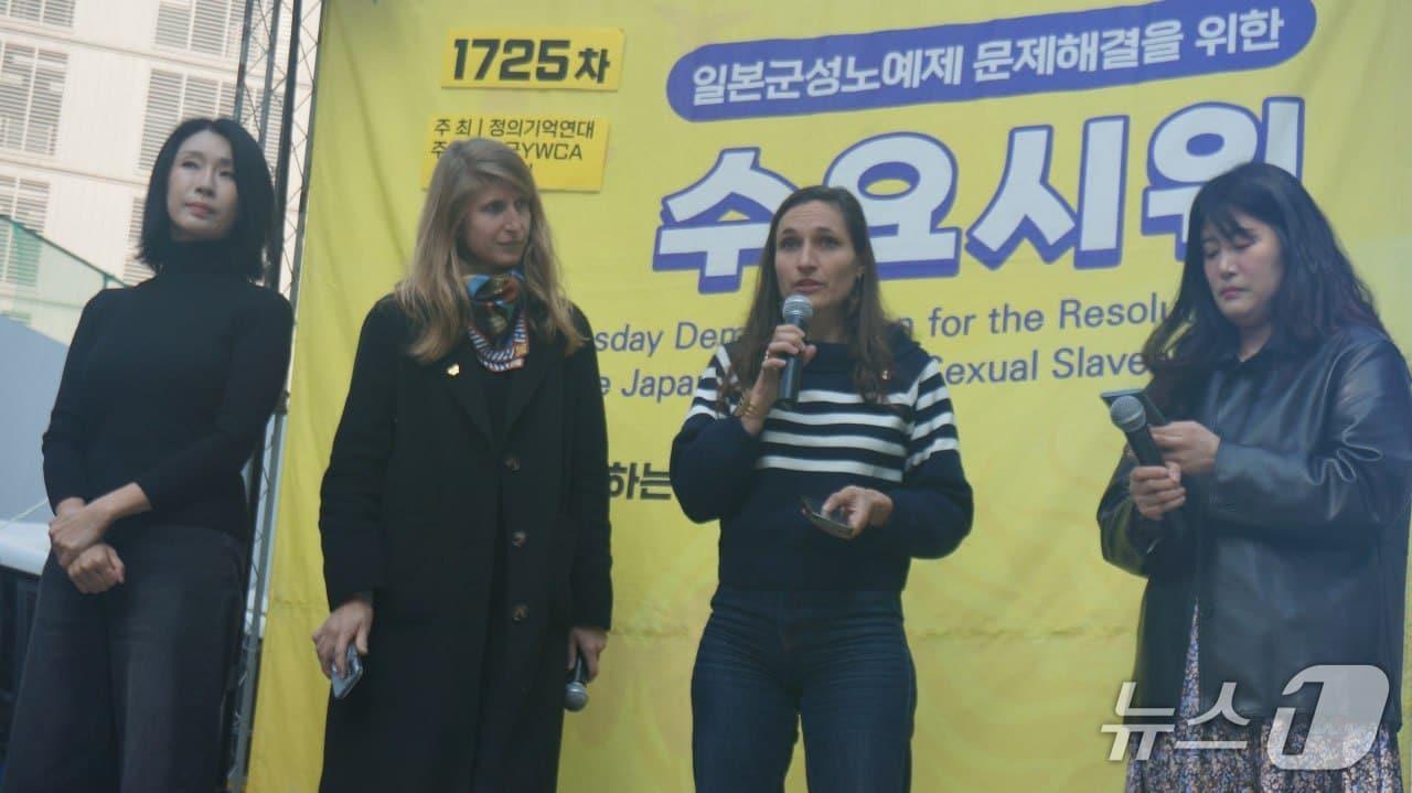 본문 이미지 - 2025 힌츠페터국제보도상 &#39;기로에 선 세계상&#39;을 수상한 아녜스 나밧&#40;왼쪽&#41;과 마리안 게티가 제1725차 일본군성노예제 문제해결을 위한 정기 수요시위에 참여해 발언 중인 모습. &#40;정의기억연대 제공&#41;