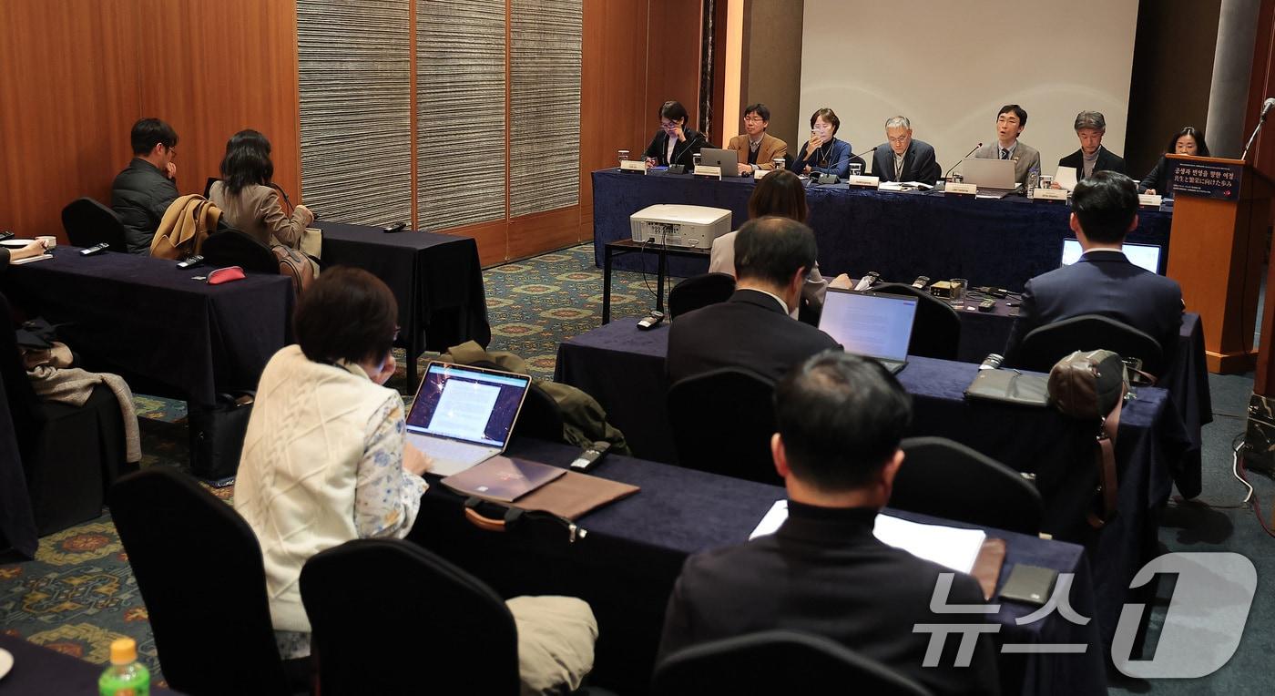 5일 서울 중구 롯데호텔에서 열린 한일국교정상화 60주년 국제학술회의 &#39;공생과 번영을 향한 여정&#39; 역사 분야 섹션에서 한일회담 연구의 새로운 모색이라는 주제로 발표가 진행되고 있다. 2025.11.5/뉴스1 ⓒ News1 김성진 기자