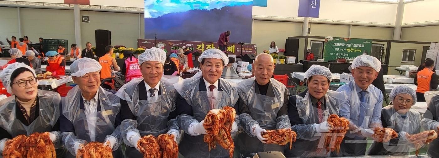 &#39;2025년 평창고랭지김장축제&#39;가 5일 강원 평창군 진부면민체육공원 다목적센터에서 성황리에 개막한 가운데 심재국 평창군수와 장문혁 축제위원장을 비롯한 내빈들이 이날 행사장에서 김장에 나서고 있다. 2025.11.5./뉴스1 2025.11.5/뉴스1 ⓒ News1 신관호 기자