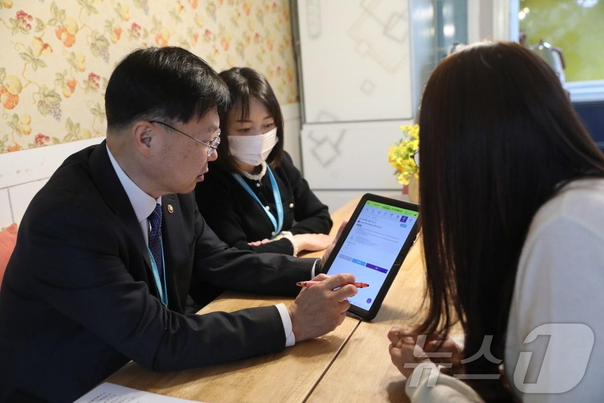 본문 이미지 - 안형준 국가데이터처장이 인구주택총조사 방문 조사 현장 상황 점검을 위해 5일 대전 서구의 가정에 방문했다. 인구주택총조사 조사 대상자에게 태블릿PC를 통해 방법에 대해 설명하고 있다. &#40;국가데이터처 제공. 재판매 및 DB금지&#41; 2025.11.5/뉴스1