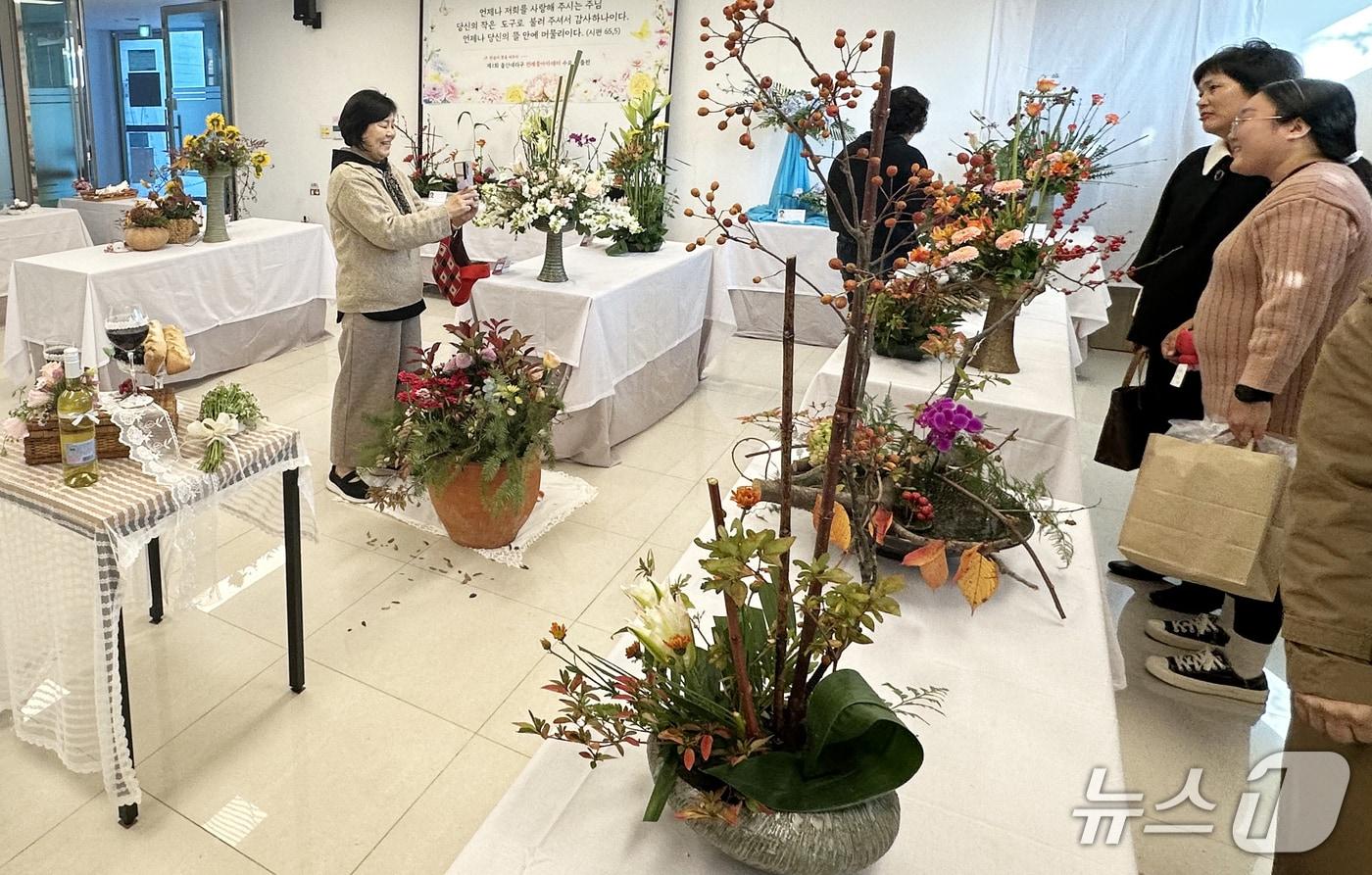 본문 이미지 - 5일 울산 병영순교성지성당에서 천주교 울산대리구 제1회 전례 꽃꽂이 작품전이 열리고 있다. 2025.11.5/뉴스1 ⓒ News1 조민주 기자