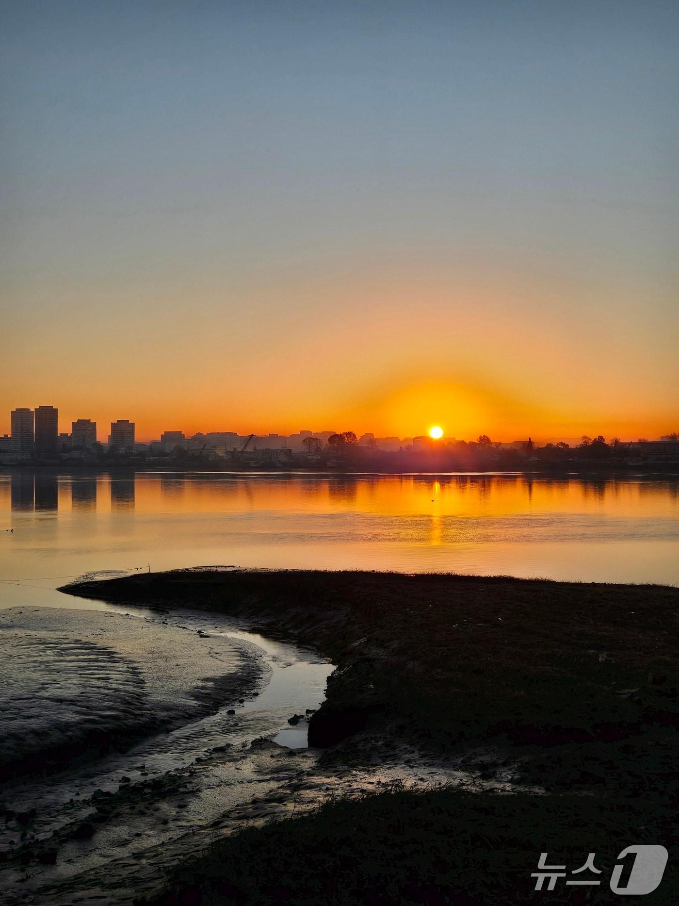 본문 이미지 - 지난 10월 27일 오전 6시께 중국 단동에서 바라본 압록강 일출 ⓒ News1 &#40;사진=YTN 정현우 기자&#41;