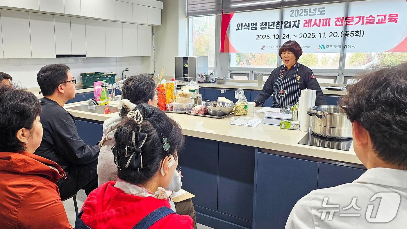 외식업 청년 창업자를 위한 ‘1대1 맞춤형 레시피 교육’ 모습.&#40;대덕구 제공. 재판매 및 DB금지&#41;/뉴스1
