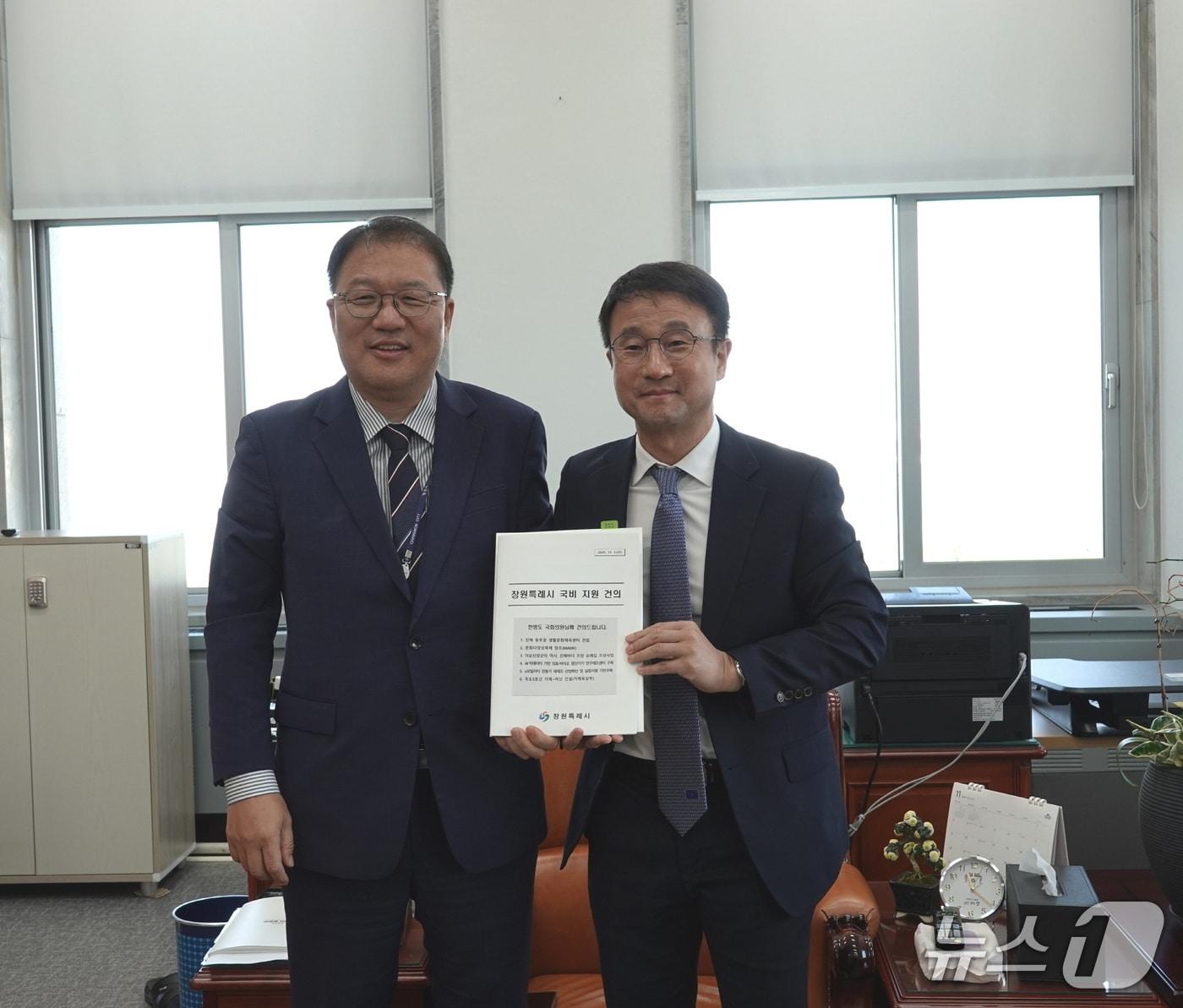 본문 이미지 - 장금용 창원시장 권한대행이 5일 국회에서 한병도 국회 예산결산특별위원회 위원장에게 현안사업 국비 지원을 요청한 뒤 기념 촬영을 하고 있다.