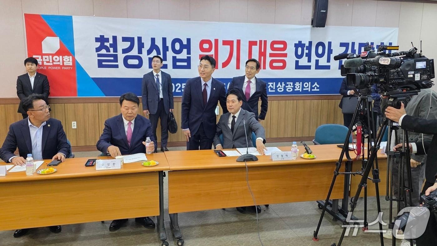 5일 당진상공회의소에서 철강산업 위기대응 기업인과의 간담회에 참석한 오성환 당진시장&#40;앞줄 가운데&#41; 2025.11.5 김태완 기자/뉴스1