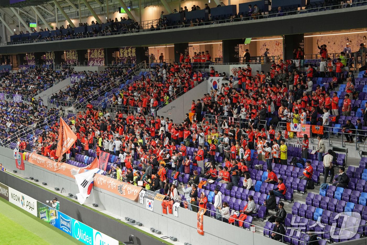 지난 4일 일본 히로시마 에디온 피스 윙 스타디움에서 열린 아시아챔피언스리그 조별리그 4차전에서 &#39;강원이 나르샤 응원단&#39;이 단체 응원을 하고 있다.&#40;뉴스1 DB&#41;