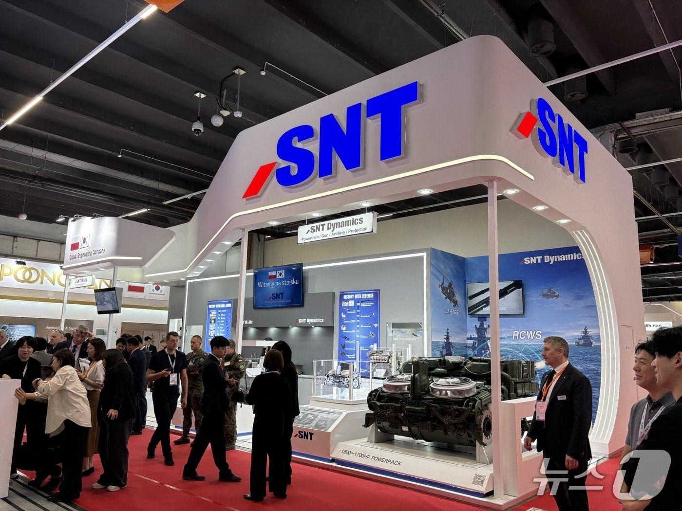 본문 이미지 - SNT다이내믹스와 SNT모티브가 폴란드 키엘체&#40;Kielce&#41;에서 열린 &#39;MSPO 2025&#39; 국제방산전시회에 참가한 모습&#40;SNT다이내믹스 홈페이지 갈무리&#41;