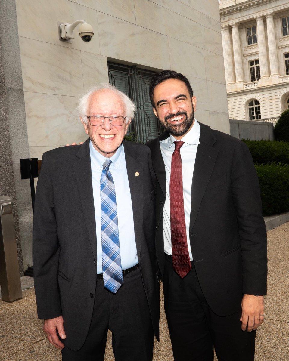 본문 이미지 - 샌더스가 X에 올린 맘다니와 찍은 사진. 2025.11.05