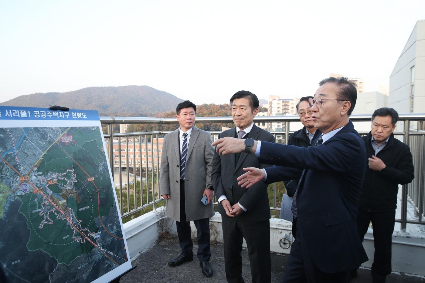김윤덕 국토부 장관이 5일 서울 서리풀 지구를 방문해 사업 이행 상황을 점검하고 있다.&#40;국토부 제공&#41; / 뉴스1 ⓒ News1