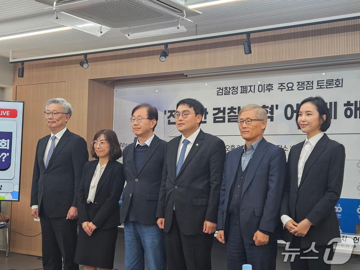 본문 이미지 - 5일 오후 서울 종로구 경제정의실천시민연합&#40;경실련&#41;이 주최한 &#39;검사의 보완수사권, 어떻게 할 것인가?&#39; 토론회 참여자들의 모습. 왼쪽부터 김종민 법무법인 MK파트너스 변호사, 안미현 서울중앙지검 검사, 정미화 경실련 전 공동대표, 장주영 늘푸른합동법률사무소 변호사, 송지헌 서울경찰청 수사심의계장. 2025.11.05./뉴스1 ⓒ News1 유채연 기자