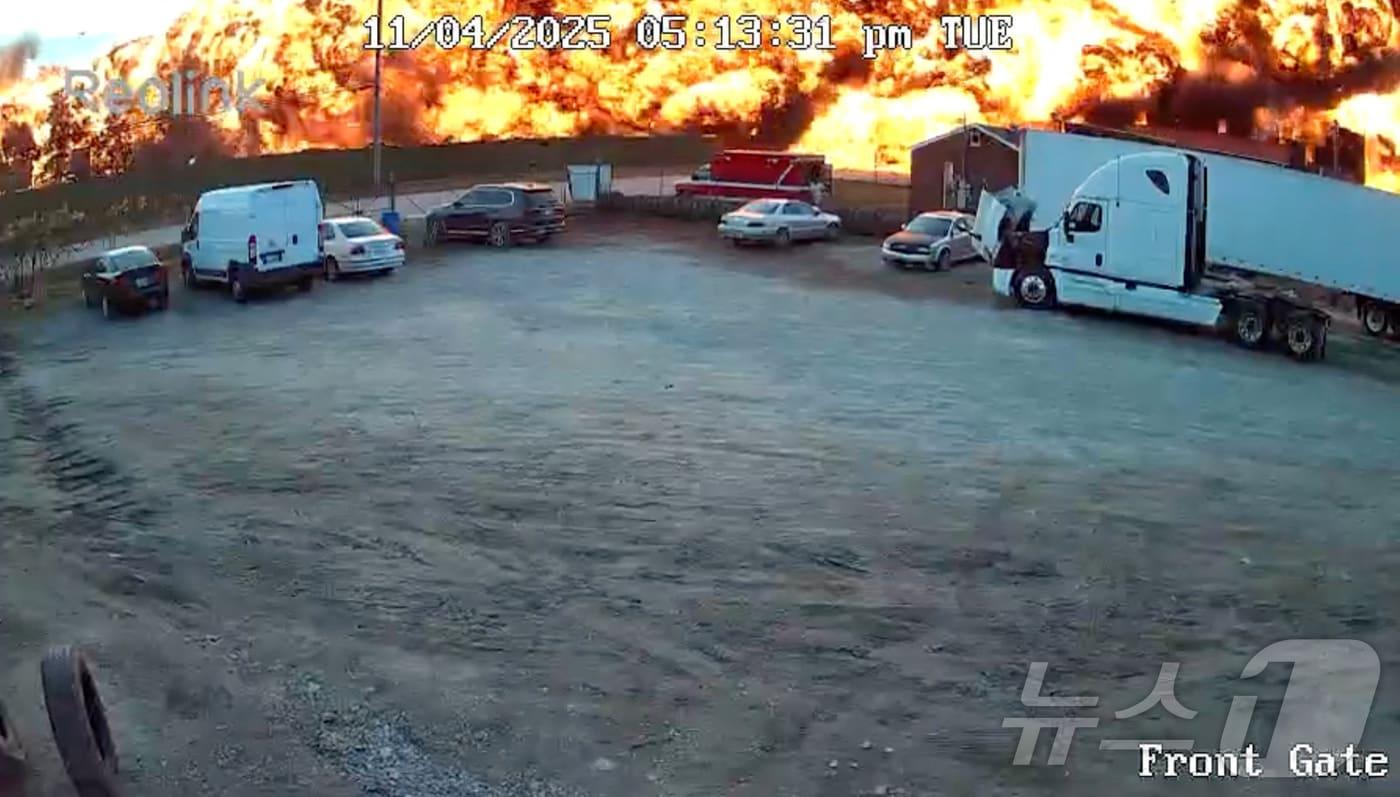 4일&#40;현지시간&#41; 미국 켄터키주 동부 루이빌 국제공항에서 이륙한 UPS 소속 화물기가 이륙 직후 추락해 거대한 폭발이 일어나는 모습. 사진은 소셜미디어 영상 갈무리. 2025.11.04 ⓒ 로이터=뉴스1 ⓒ News1 김지완 기자