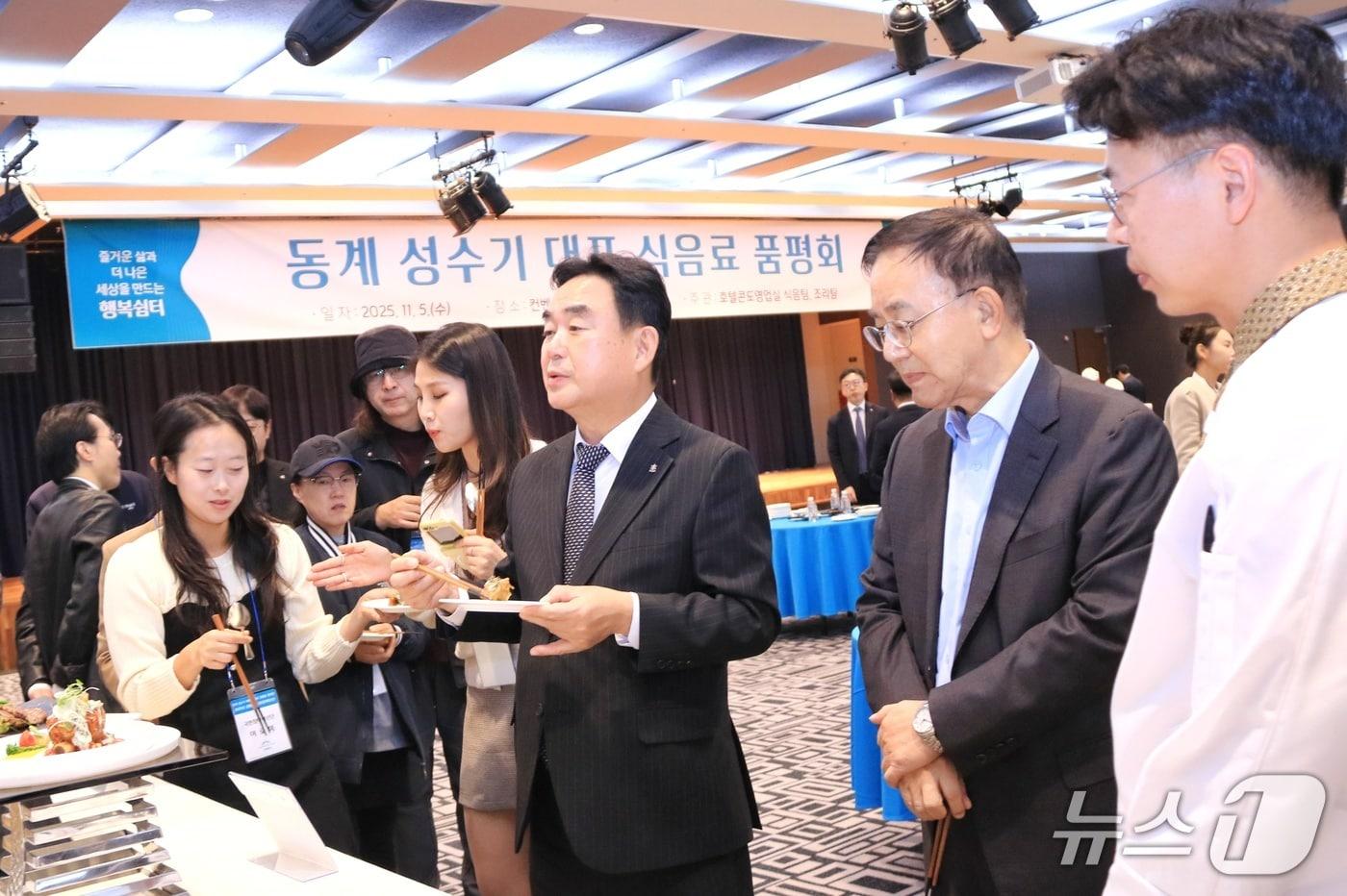 강원랜드는 5일 자사 하이원그랜드호텔에서 신규 식음료 품평회를 열고, 지역 식재료를 활용한 &#39;Only High1&#39; 메뉴 15종, 동계시즌 메뉴 34종과 음료 메뉴 16종을 각각 새롭게 선보인 가운데, 이날 최철규 강원랜드 대표이사 직무대행을 비롯한 품평회 참석자들이 메뉴를 점검하고 있다. &#40;강원랜드 제공. 재판매 및 DB금지&#41; 2025.11.5/뉴스1