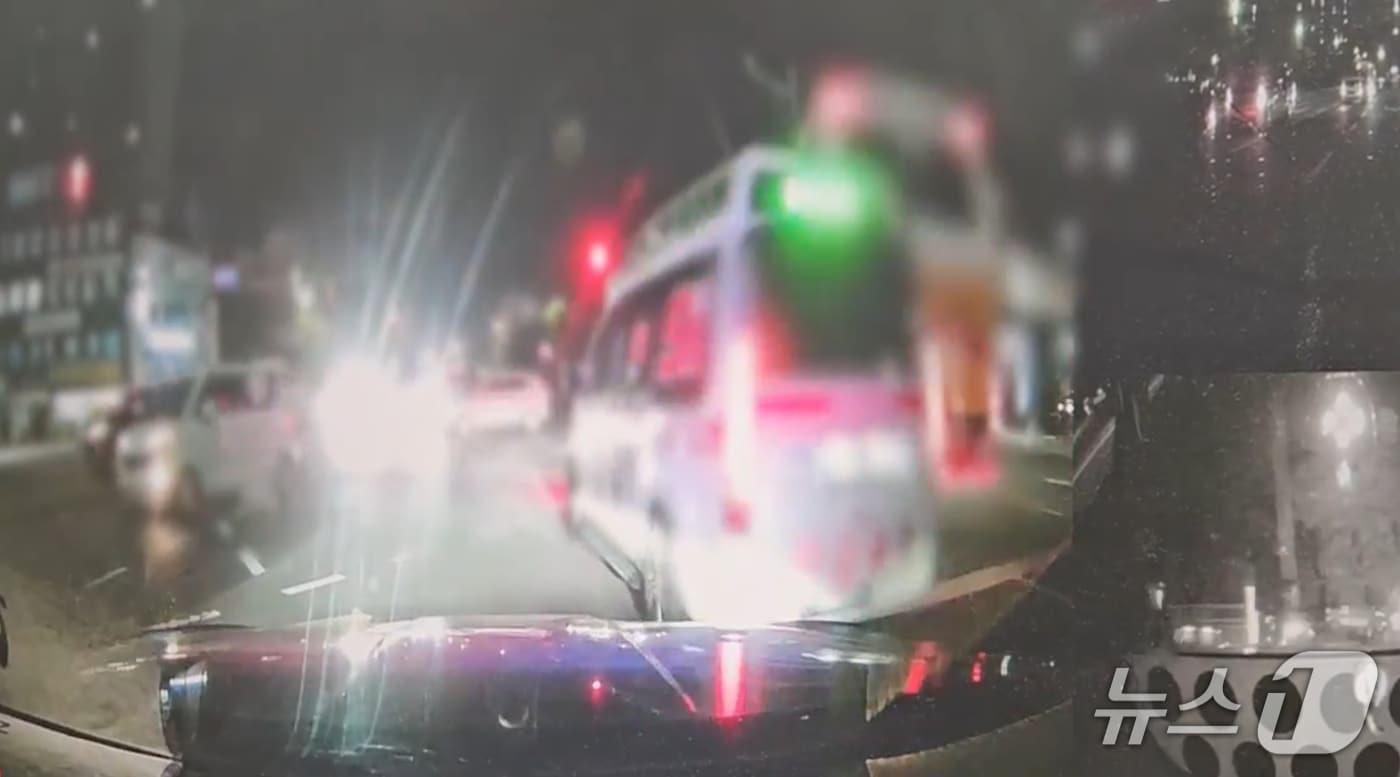 순찰차 앞을 지나는 사설 구급차 모습 &#40;경찰 제공. 재판매 및 DB 금지&#41;